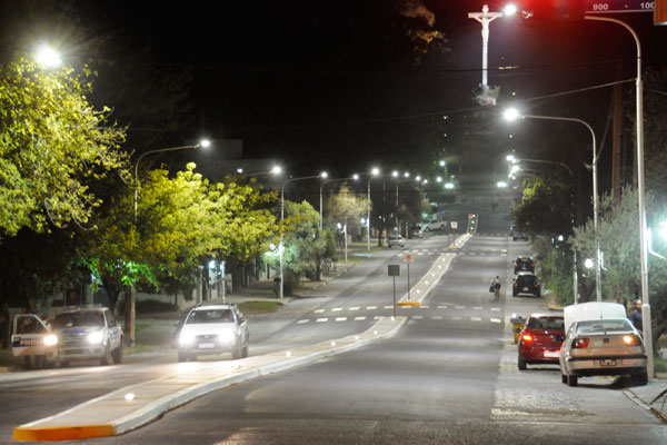La Usina renovó la iluminación de la avenida Monseñor De Andrea