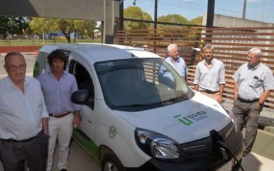 Presentación del primer auto eléctrico de la flota de la empresa y un cargador para uso público