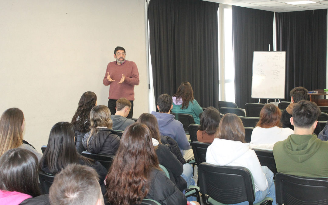 Alumnos de la UNICEN se sumergen en el mundo de la energía durante una charla en la Usina de Tandil