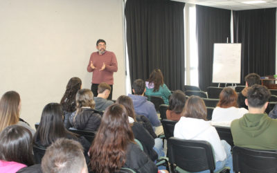 Alumnos de la UNICEN se sumergen en el mundo de la energía durante una charla en la Usina de Tandil